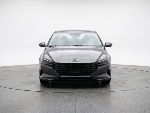 Used 2025 Hyundai Elantra SEL FWD image 2