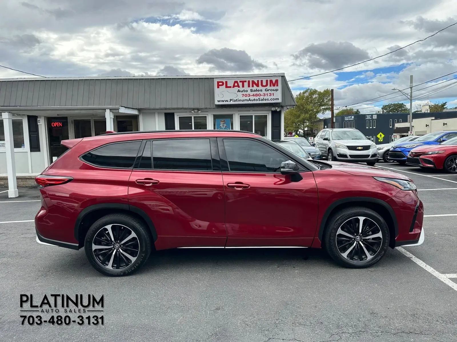 Used 2022 Toyota Highlander XSE AWD/4WD image 2