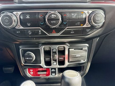 Used 2022 Jeep Gladiator Rubicon AWD/4WD image 17