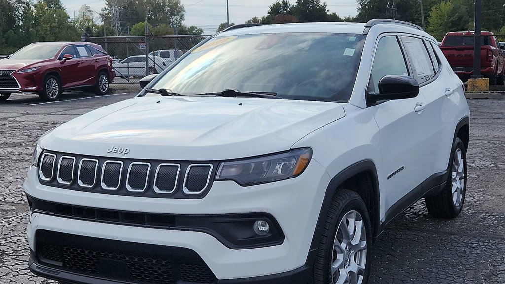 Used 2022 Jeep Compass Latitude w/ Sun and Sound Group AWD/4WD image 3