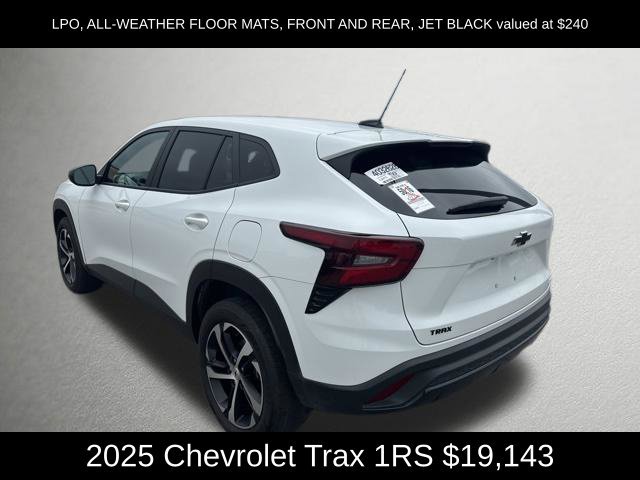 Used 2025 Chevrolet Trax RS w/ Driver Confidence Package FWD image 3