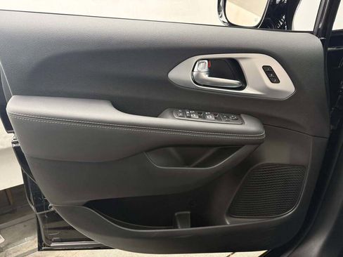 New 2026 Chrysler Pacifica Limited w/ S Appearance Package image 19