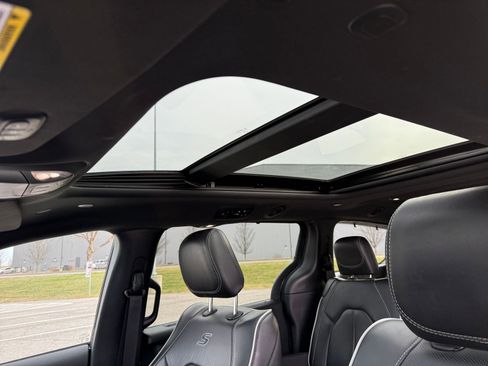 Used 2025 Chrysler Pacifica Limited image 32