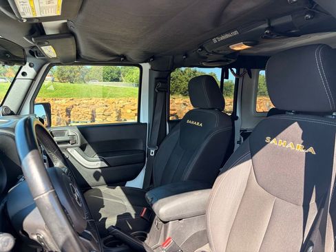 Used 2014 Jeep Wrangler Unlimited Sahara w/ Connectivity Group AWD/4WD image 15