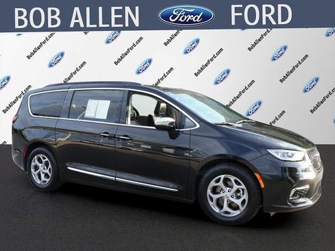 Used 2023 Chrysler Pacifica Limited FWD image 2