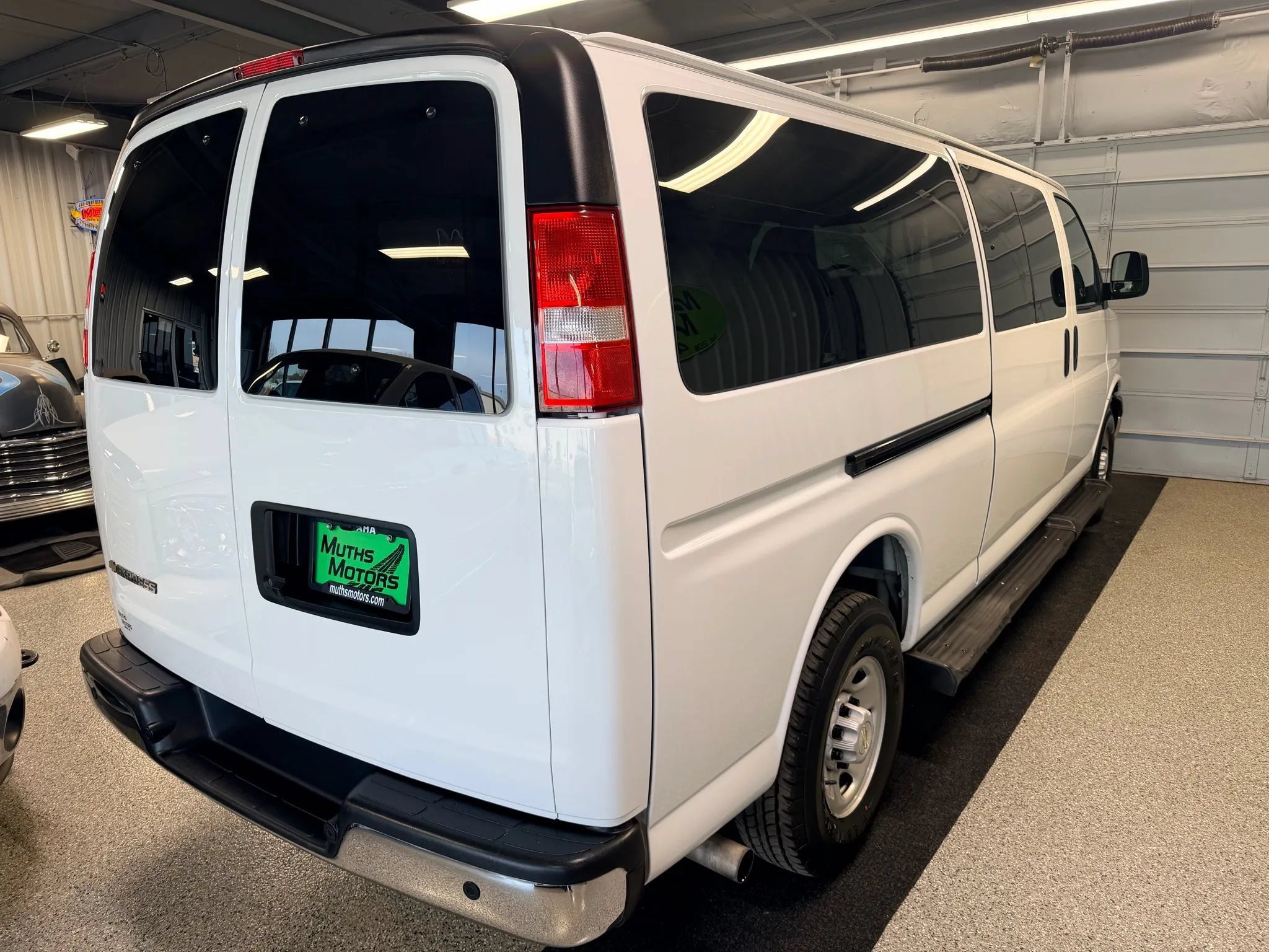 Used 2023 Chevrolet Express 3500 LT w/ LT Preferred Equipment Group RWD image 3
