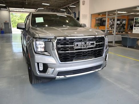 Used 2024 GMC Yukon SLT w/ SLT Luxury Package AWD/4WD image 3
