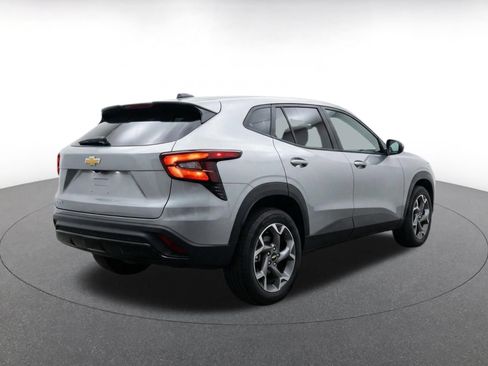 Used 2025 Chevrolet Trax LT w/ LT Convenience Package FWD image 9