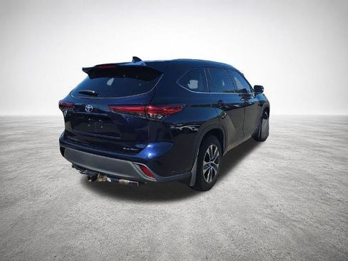 Used 2021 Toyota Highlander XLE AWD/4WD image 8