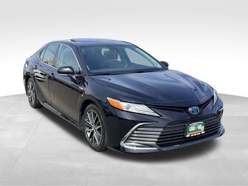 Used 2021 Toyota Camry XLE w/ Navigation Upgrade Package FWD image 3