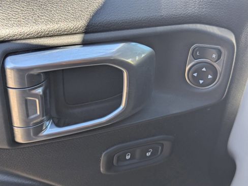 Used 2023 Jeep Gladiator Willys image 25