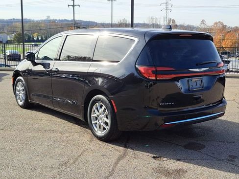 Used 2024 Chrysler Pacifica Touring-L image 3