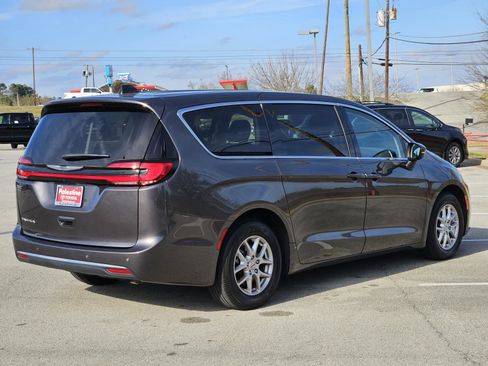 Used 2023 Chrysler Pacifica Touring-L image 6