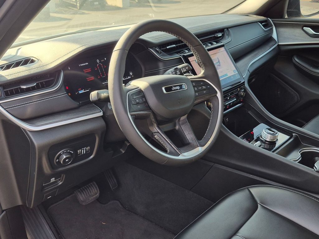 Used 2024 Jeep Grand Cherokee L Limited AWD/4WD image 9
