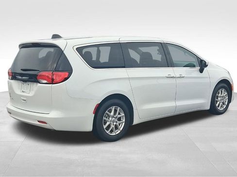 Used 2023 Chrysler Voyager LX image 7