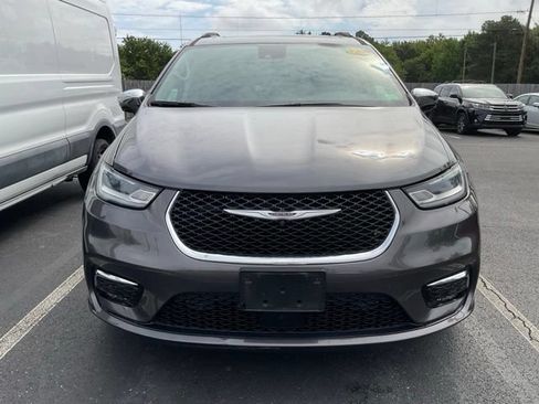 Used 2023 Chrysler Pacifica Limited w/ Uconnect Theater Family Group AWD/4WD image 2