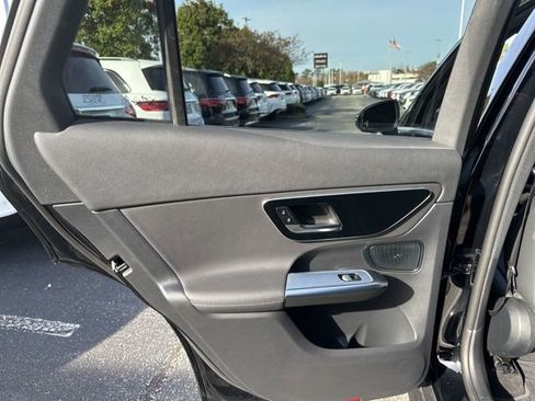 Used 2025 Mercedes-Benz GLC 300 4MATIC image 23