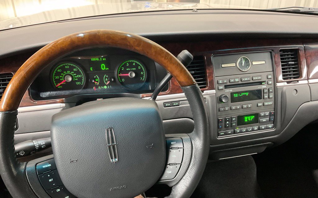 Used 2008 Lincoln Town Car Signature Limited RWD image 20