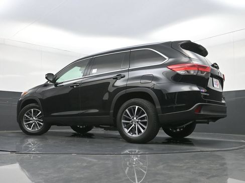 Used 2019 Toyota Highlander XLE FWD image 28