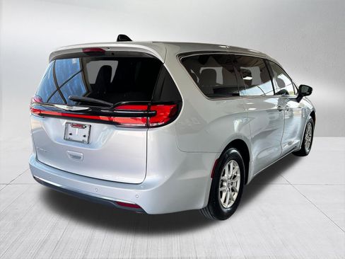 Used 2023 Chrysler Pacifica Touring FWD image 6