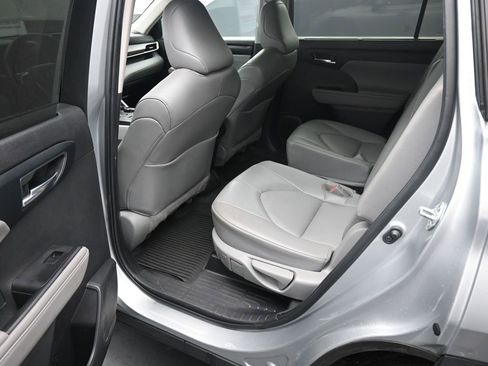 Used 2022 Toyota Highlander XLE image 22