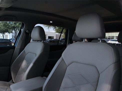 Certified 2025 Volkswagen Atlas SE image 11