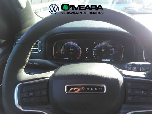 Used 2024 Jeep Wagoneer L Series II w/ Flexible Seating Group AWD/4WD image 7