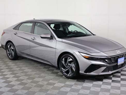 Used 2025 Hyundai Elantra SEL image 4