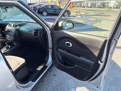 Used 2017 Kia Soul image 29