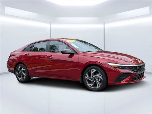Used 2025 Hyundai Elantra Sport FWD image 2