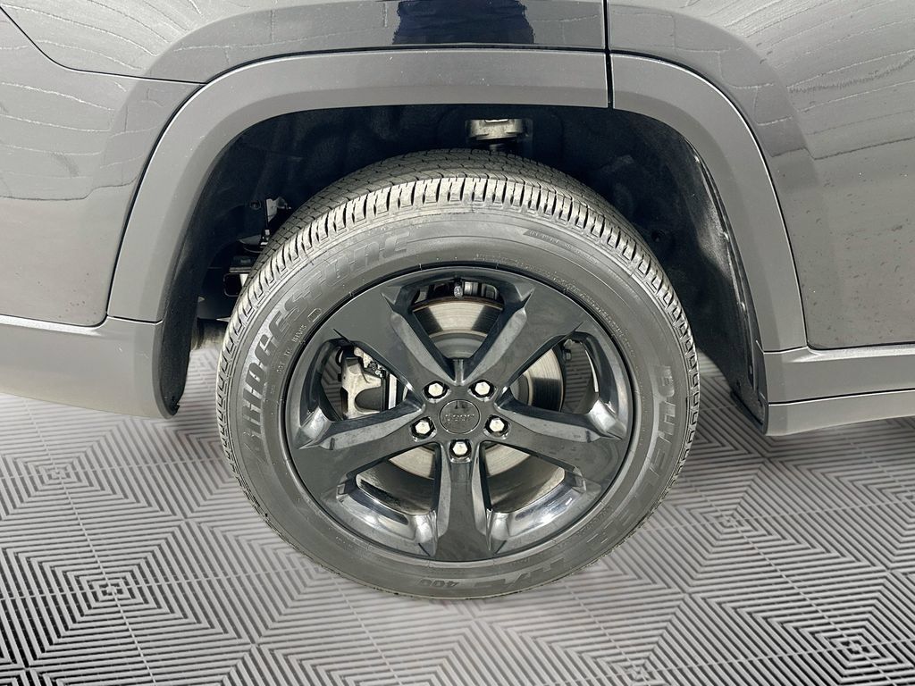 Used 2025 Jeep Grand Cherokee L Altitude AWD/4WD image 16