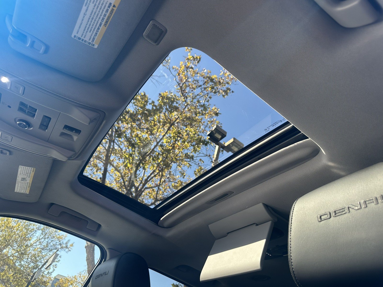 Used 2015 GMC Yukon Denali w/ Premium Package AWD/4WD image 29