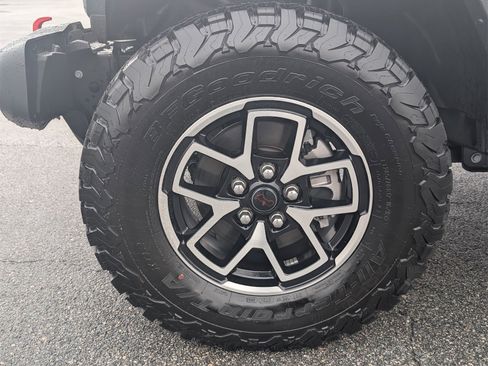 Used 2025 Jeep Wrangler Unlimited Rubicon w/ Technology Group image 13