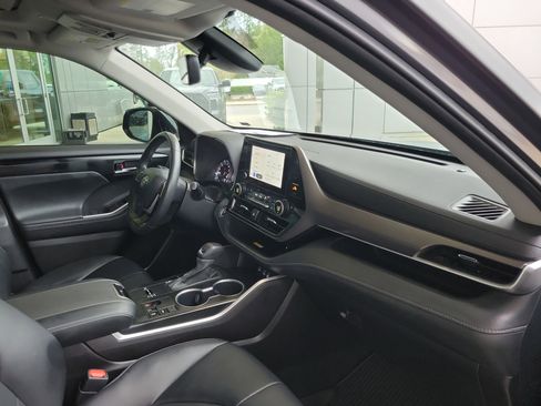 Used 2024 Toyota Highlander XLE image 30