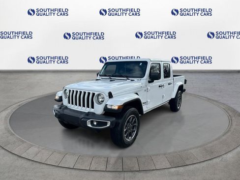 Used 2023 Jeep Gladiator Overland image 2