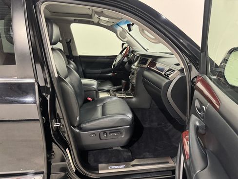 Used 2015 Lexus LX 570 4WD w/ Luxury Package image 22