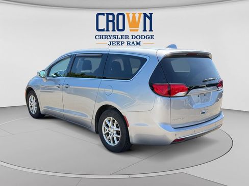 Used 2020 Chrysler Pacifica Touring FWD image 5