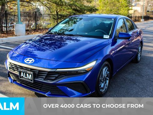 Used 2024 Hyundai Elantra SEL image 3