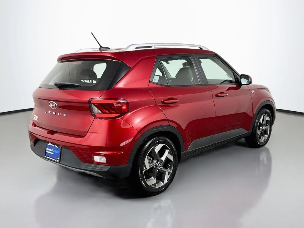 Used 2024 Hyundai Venue Limited FWD image 8