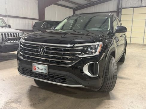 Used 2025 Volkswagen Atlas SE image 3