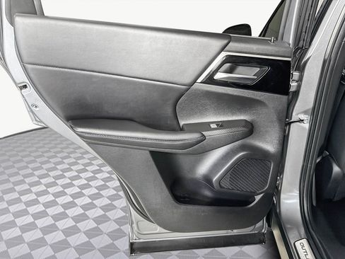 Used 2022 Mitsubishi Outlander SE image 26