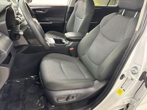 Used 2025 Toyota RAV4 XLE AWD/4WD image 25