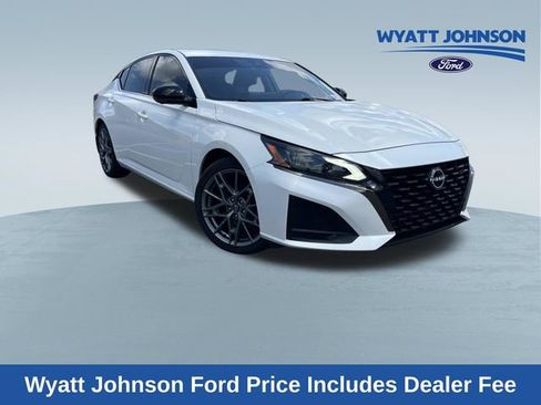 Used 2023 Nissan Altima 2.0 SR FWD image 1