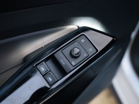 Used 2022 Volkswagen ID.4 Pro image 19