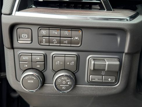 New 2026 Chevrolet Suburban Premier w/ Sun And Tow Package AWD/4WD image 22