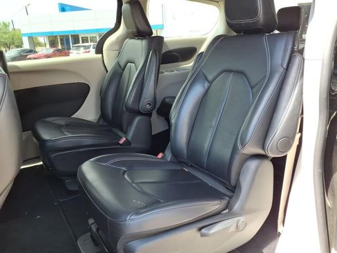 Used 2024 Chrysler Pacifica Limited FWD image 16