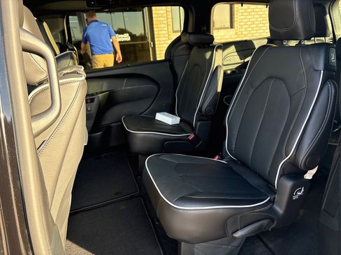 New 2026 Chrysler Pacifica Limited w/ Uconnect Theater Family Group image 4