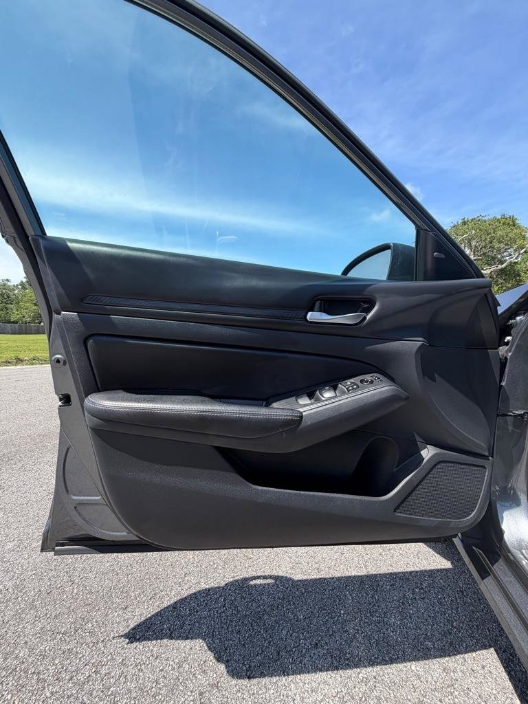 Used 2025 Nissan Altima 2.5 SV FWD image 9