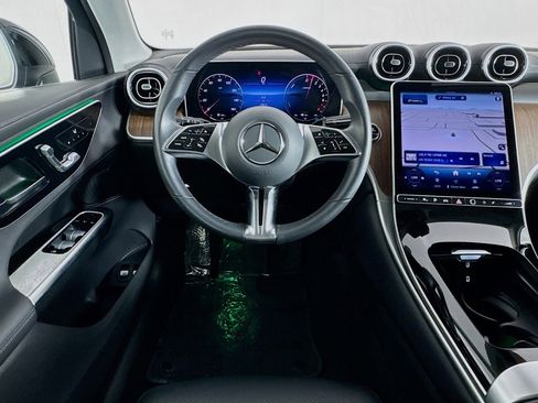 Used 2025 Mercedes-Benz GLC 350e 4MATIC image 5