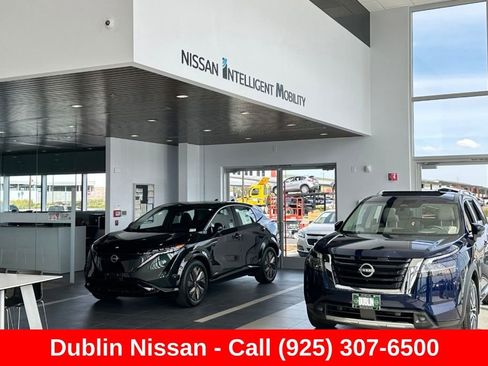Used 2025 Chevrolet Trax RS FWD image 58